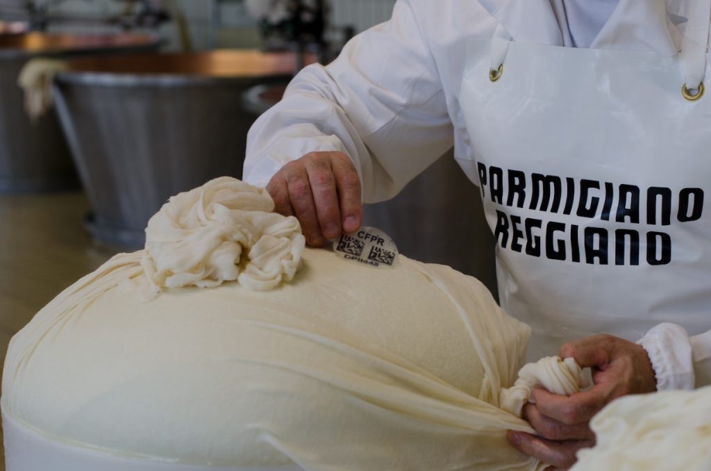 Di cosa parla la docuserie F_Orme del progetto editoriale “Scaglie”: il Parmigiano Reggiano incontra gli chef emiliani.