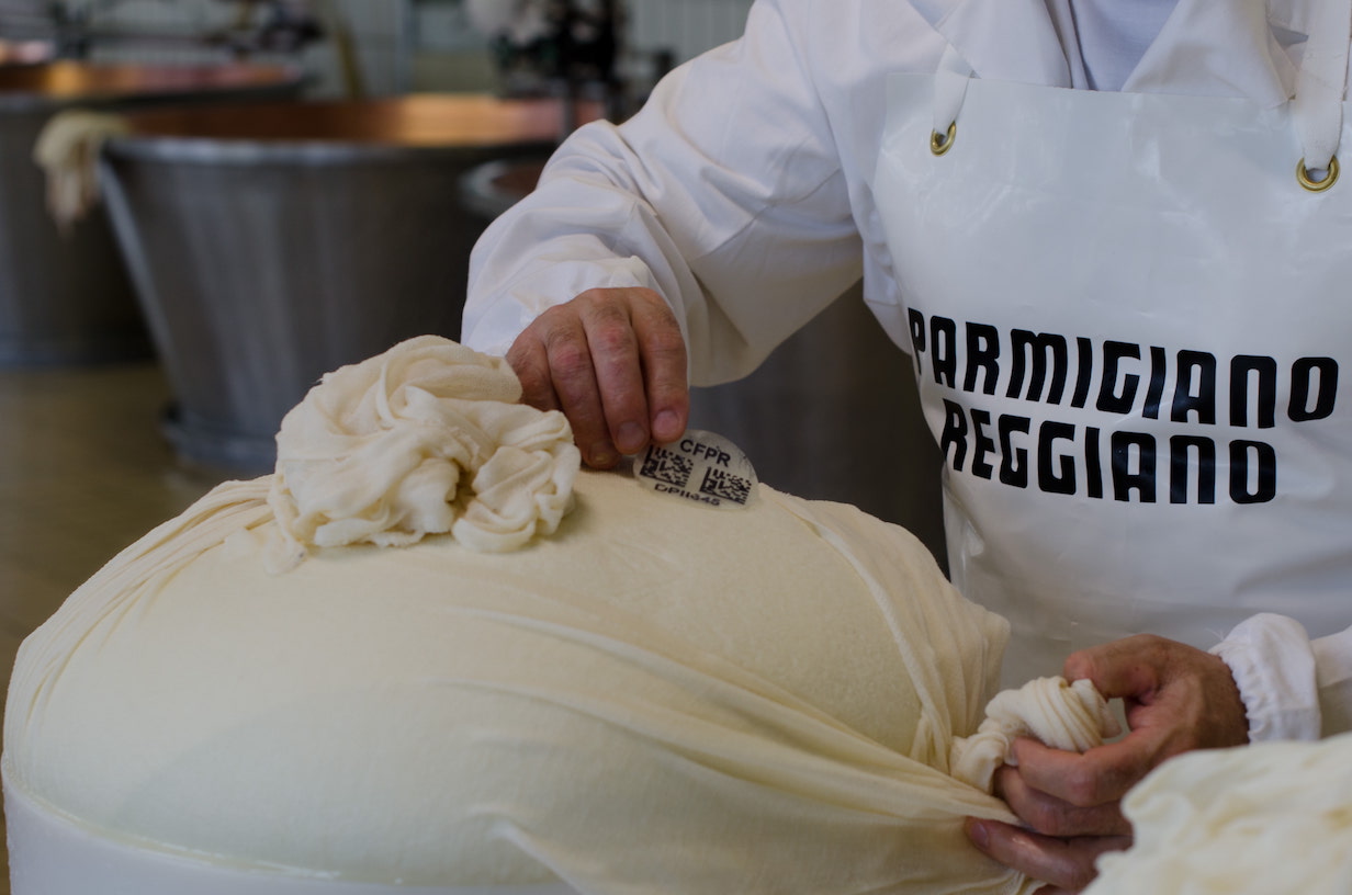Tracciabilità e sicurezza: Parmigiano Reggiano sperimenta l’etichetta digitale con micro transponder
