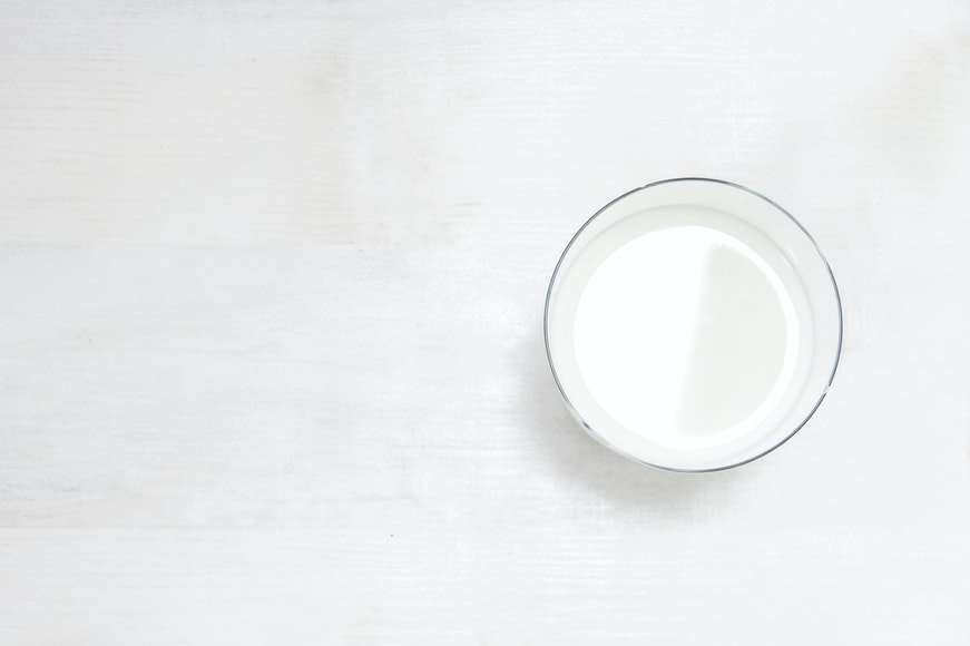 Latte, l’analisi di Usda: le restrizioni ambientali rallentano la produzione in Ue. E faranno diminuire l’export di burro e polveri