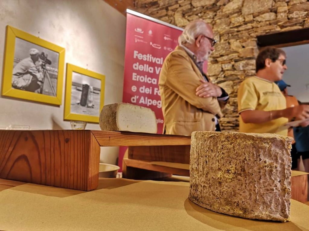 Vini eroici e specialità in degustazione: dal 15 al 17 luglio a Ostana (Cuneo) il Festival della viticoltura eroica e formaggi d’alpeggio.