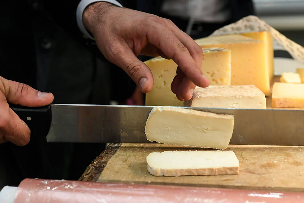 B2Cheese: latte crudo, banco taglio e mercati internazionali. I convegni sui temi di settore