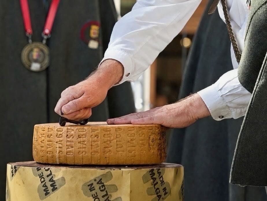 Asiago DOP prodotto della montagna, una forma di dieci anni stimata fino a 400 euro al chilo